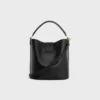 Bolso Louise mediano tipo cubo en piel de becerro lisa Bolso Louise mediano tipo cubo en piel de becerro lisa