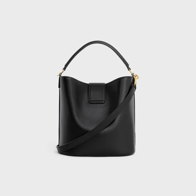 Bolso Louise mediano tipo cubo en piel de becerro lisa Bolso Louise mediano tipo cubo en piel de becerro lisa