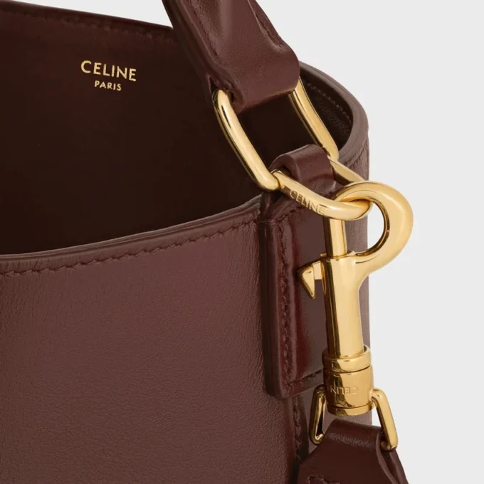 Bolso Louise mediano tipo cubo en piel de becerro lisa Bolso Louise mediano tipo cubo en piel de becerro lisa