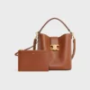 Bolso Louise mediano tipo cubo en piel de becerro lisa Bolso Louise mediano tipo cubo en piel de becerro lisa