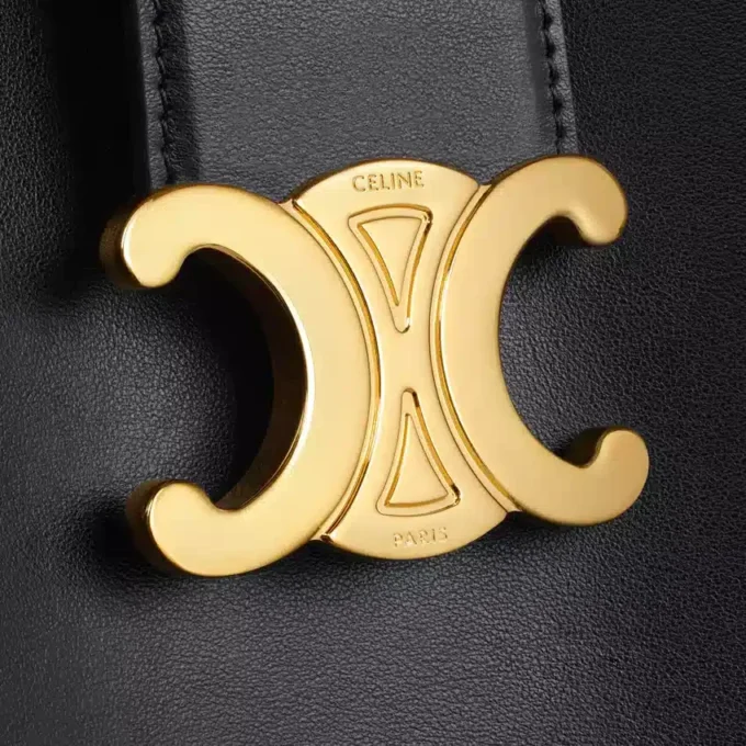 Bolso Louise mediano tipo cubo en piel de becerro lisa Bolso Louise mediano tipo cubo en piel de becerro lisa