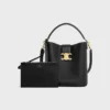 Bolso Louise mediano tipo cubo en piel de becerro lisa Bolso Louise mediano tipo cubo en piel de becerro lisa