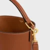 Bolso pequeño Louise de piel de becerro lisa Bolso pequeño Louise de piel de becerro lisa