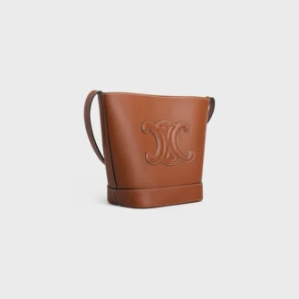 Bolso pequeño tipo cubo Cuir Triomphe en piel de becerro lisa