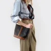 Bolso pequeño tipo cubo en Triomphe Canvas y piel de becerro