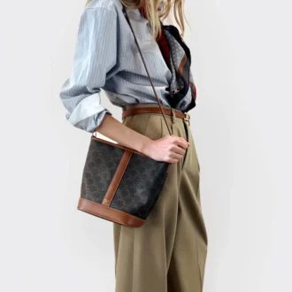 Bolso pequeño tipo cubo en Triomphe Canvas y piel de becerro