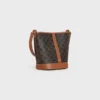 Bolso pequeño tipo cubo en Triomphe Canvas y piel de becerro