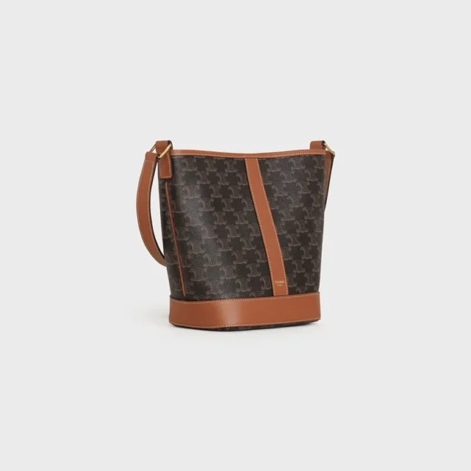 Bolso pequeño tipo cubo en Triomphe Canvas y piel de becerro