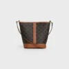 Bolso pequeño tipo cubo en Triomphe Canvas y piel de becerro