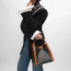 Bolso pequeño tipo cubo en Triomphe Canvas y piel de becerro natural Bolso pequeño tipo cubo en Triomphe Canvas y piel de becerro natural
