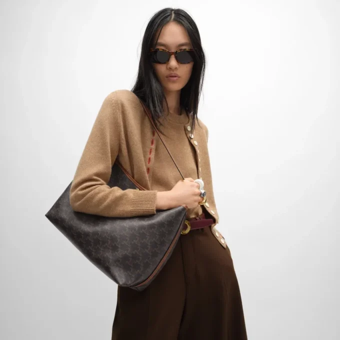 Bolso shopper blando en Triomphe Canvas y piel de becerro Bolso shopper blando en Triomphe Canvas y piel de becerro