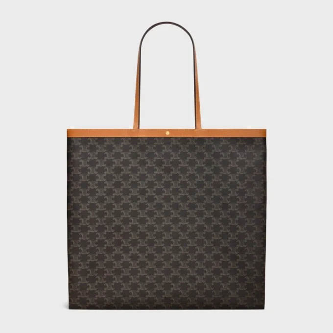 Bolso shopper grande y plano en Triomphe Canvas Bolso shopper grande y plano en Triomphe Canvas