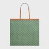 Bolso shopper grande y plano en Triomphe Canvas Bolso shopper grande y plano en Triomphe Canvas