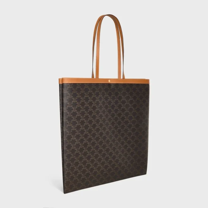 Bolso shopper grande y plano en Triomphe Canvas Bolso shopper grande y plano en Triomphe Canvas