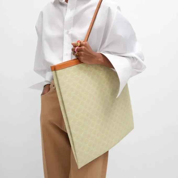 Bolso shopper grande y plano en Triomphe Canvas Bolso shopper grande y plano en Triomphe Canvas