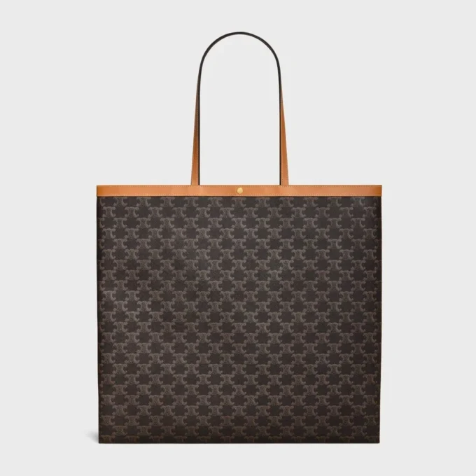 Bolso shopper grande y plano en Triomphe Canvas Bolso shopper grande y plano en Triomphe Canvas
