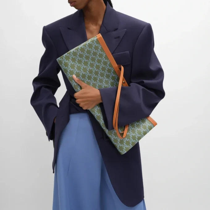 Bolso shopper grande y plano en Triomphe Canvas Bolso shopper grande y plano en Triomphe Canvas