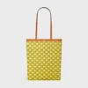 Bolso shopper plano mediano en Triomphe Canvas Bolso shopper plano mediano en Triomphe Canvas