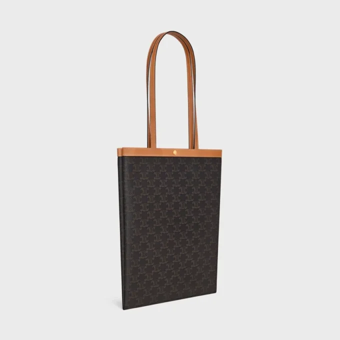Bolso shopper plano mediano en Triomphe Canvas Bolso shopper plano mediano en Triomphe Canvas
