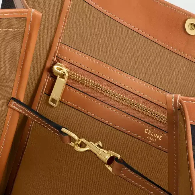 Bolso shopper plano mediano en Triomphe Canvas Bolso shopper plano mediano en Triomphe Canvas
