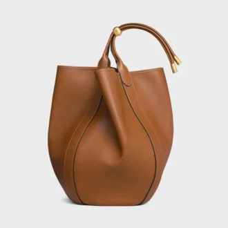 Bolso tipo cubo grande en piel de becerro suave y flexible
