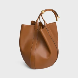 Bolso tipo cubo grande en piel de becerro suave y flexible