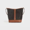 Bolso tipo cubo mediano en Triomphe Canvas y piel de becerro
