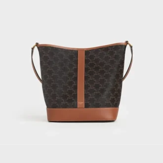 Bolso tipo cubo mediano en Triomphe Canvas y piel de becerro