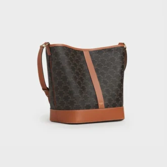 Bolso tipo cubo mediano en Triomphe Canvas y piel de becerro
