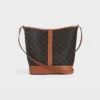 Bolso tipo cubo mediano en Triomphe Canvas y piel de becerro