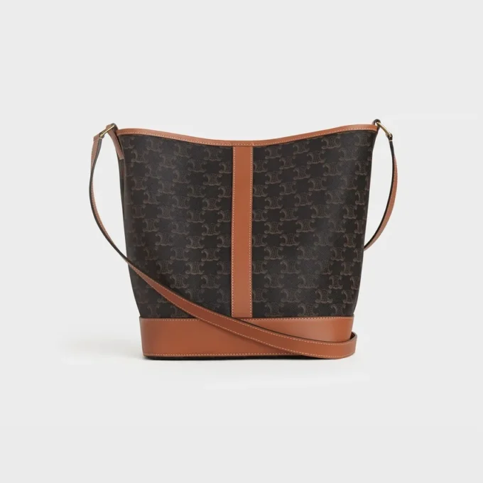 Bolso tipo cubo mediano en Triomphe Canvas y piel de becerro