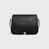 Bolso Triomphe Besace suave en piel de cordero flexible y brillante Bolso Triomphe Besace suave en piel de cordero flexible y brillante