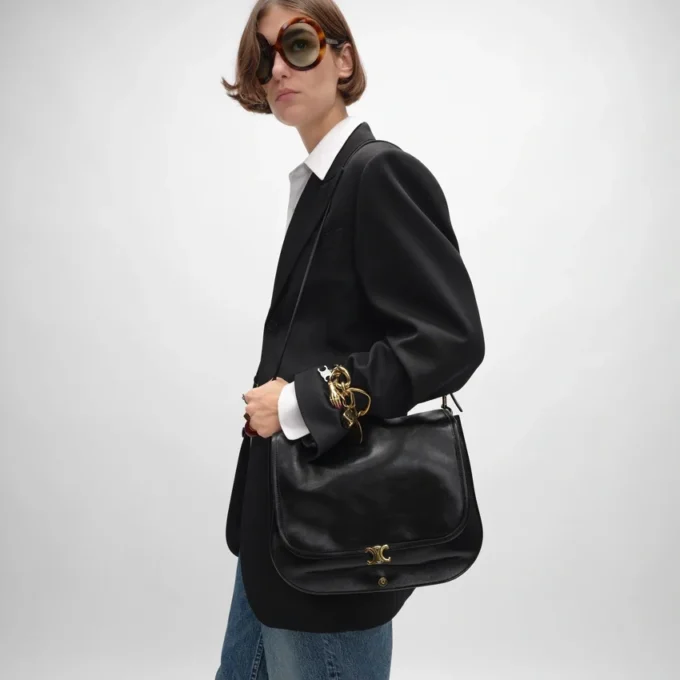 Bolso Triomphe Besace suave en piel de cordero flexible y brillante Bolso Triomphe Besace suave en piel de cordero flexible y brillante