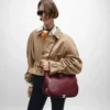 Bolso Triomphe Besace suave en piel de cordero flexible y brillante Bolso Triomphe Besace suave en piel de cordero flexible y brillante