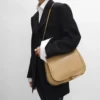 Bolso Triomphe Besace suave en piel de cordero flexible y brillante Bolso Triomphe Besace suave en piel de cordero flexible y brillante
