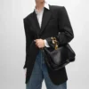 Bolso Triomphe Besace suave en piel de cordero flexible y brillante Bolso Triomphe Besace suave en piel de cordero flexible y brillante