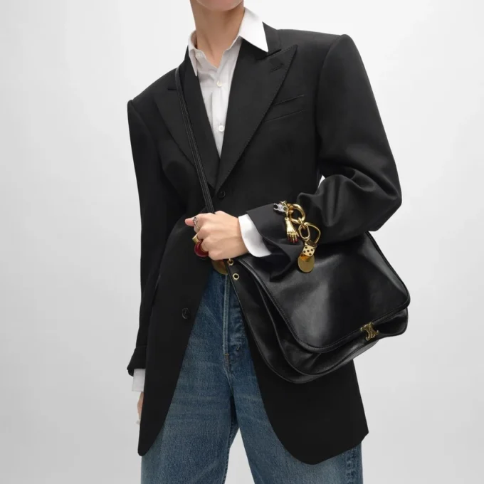 Bolso Triomphe Besace suave en piel de cordero flexible y brillante Bolso Triomphe Besace suave en piel de cordero flexible y brillante