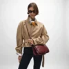 Bolso Triomphe Besace suave en piel de cordero flexible y brillante Bolso Triomphe Besace suave en piel de cordero flexible y brillante