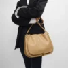 Bolso Triomphe Besace suave en piel de cordero flexible y brillante Bolso Triomphe Besace suave en piel de cordero flexible y brillante
