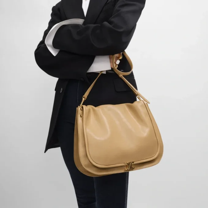 Bolso Triomphe Besace suave en piel de cordero flexible y brillante Bolso Triomphe Besace suave en piel de cordero flexible y brillante