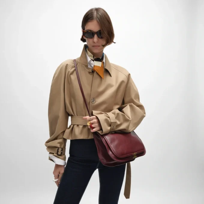 Bolso Triomphe Besace suave en piel de cordero flexible y brillante Bolso Triomphe Besace suave en piel de cordero flexible y brillante