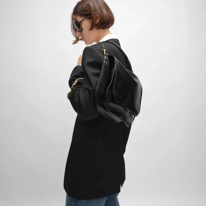 Bolso Triomphe Besace suave en piel de cordero flexible y brillante Bolso Triomphe Besace suave en piel de cordero flexible y brillante