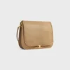 Bolso Triomphe Besace suave en piel de cordero flexible y brillante Bolso Triomphe Besace suave en piel de cordero flexible y brillante