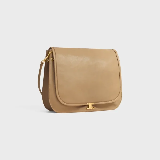 Bolso Triomphe Besace suave en piel de cordero flexible y brillante Bolso Triomphe Besace suave en piel de cordero flexible y brillante
