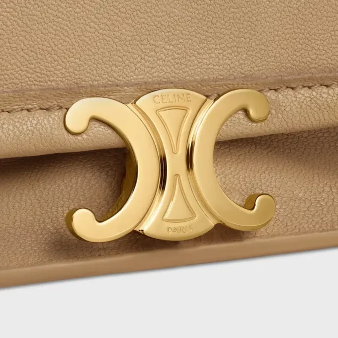 Bolso Triomphe Besace suave en piel de cordero flexible y brillante Bolso Triomphe Besace suave en piel de cordero flexible y brillante