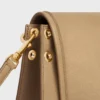 Bolso Triomphe Besace suave en piel de cordero flexible y brillante Bolso Triomphe Besace suave en piel de cordero flexible y brillante