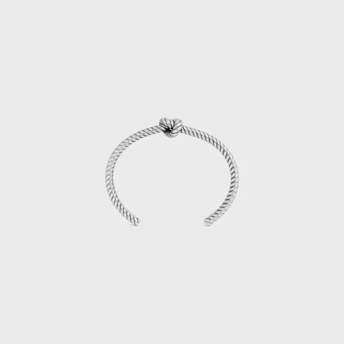 Brazalete con diseño de cordón anudado en latón con acabado de rodio
