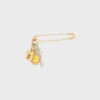 Broche tipo alfiler de seguridad con charms, de latón con acabado dorado Broche tipo alfiler de seguridad con charms, de latón con acabado dorado