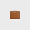 Cartera compacta con estampado Triomphe en piel de becerro granulada y flexible Cartera compacta con estampado Triomphe en piel de becerro granulada y flexible
