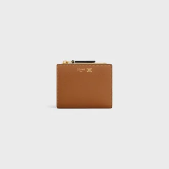 Cartera compacta con estampado Triomphe en piel de becerro granulada y flexible
